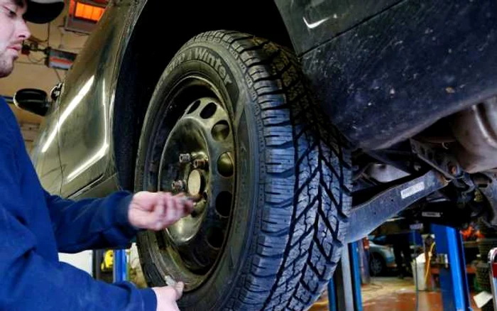 Costurile cu înlocuirea anvelopelor de vară cu cele de iarnă se cifrează între câteva sute de lei dacă se optează pentru varianta second-hand şi cel puţin 800 de lei în cazul cauciucurilor noiFOTO: adevarul.ro