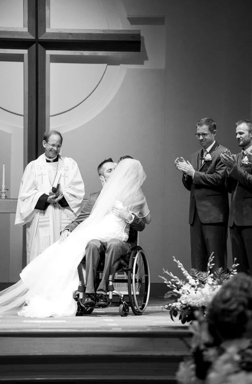 Joey şi-a sărutat mireasa după ceremonia religioasă