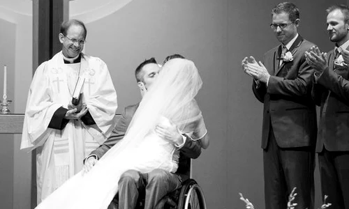 Joey şi a sărutat mireasa după ceremonia religioasă jpeg