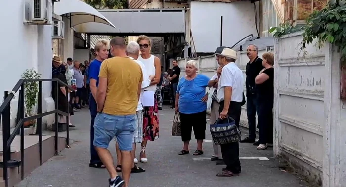 La CJP Dolj în fiecare zi vin pensionari și cer explicații pentru deciziile noi FOTO: Adevărul