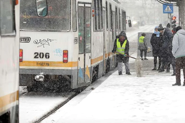 Muncitorii au fost trimişi în staţiile RATB ca să le cureţe