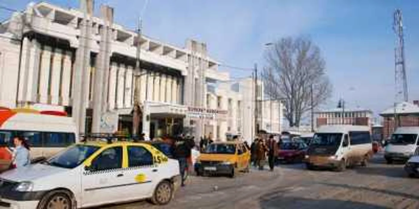 În zona gării CFR  Taxiurile şi microbuzele Maxi Taxi blochează accesul autoturismelor la trotuar