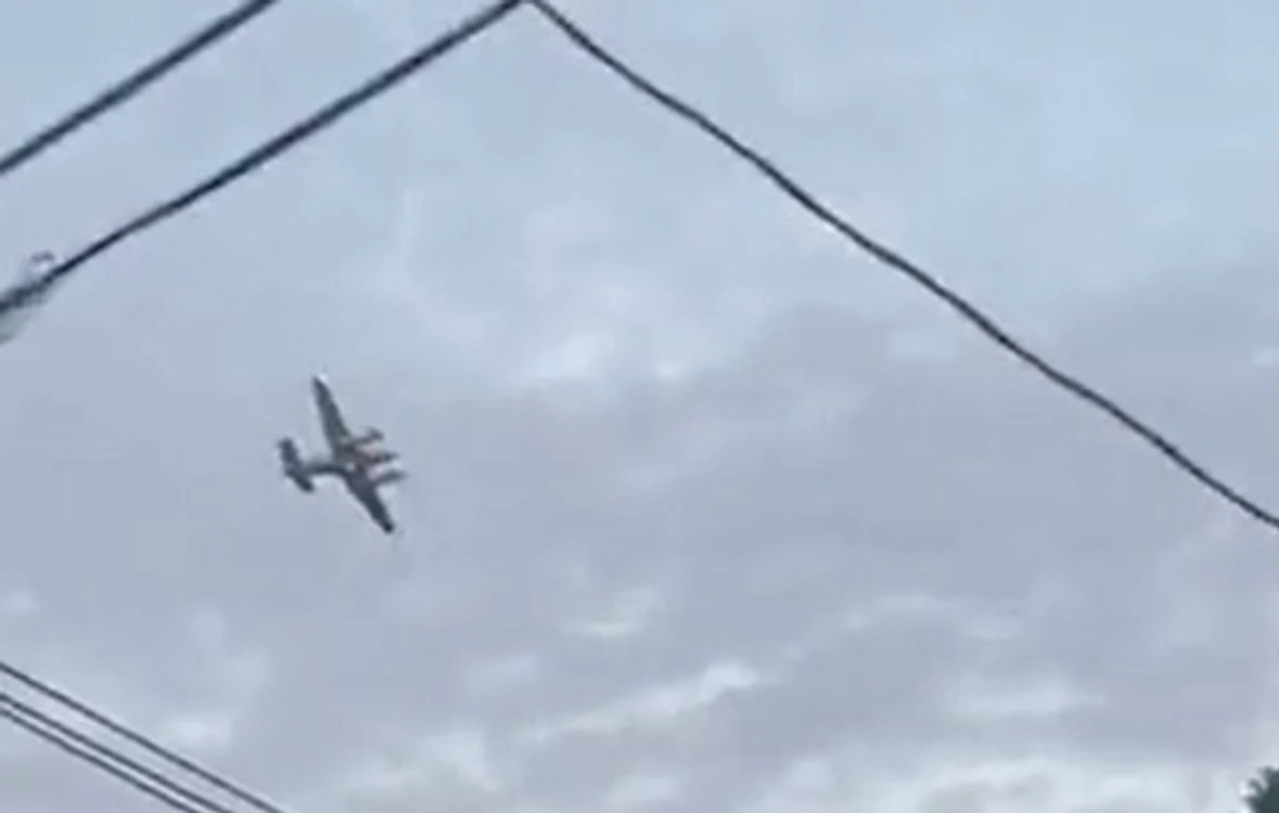 Avionul furat, filmat de un trecător. Sursa: Twitter