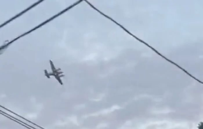 Avionul furat, filmat de un trecător. Sursa: Twitter