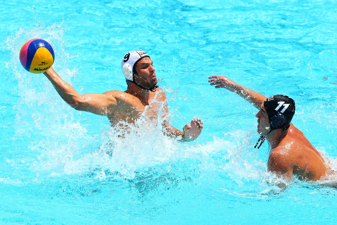 
    Andrei Ghiban încearcă să-l blocheze pe Marko StammFoto: Guliver / GettyImages  