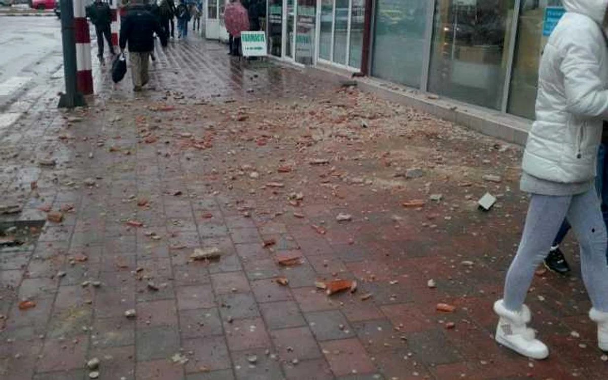 Tencuiala căzută de pe faţada blocului l-a rănit serios pe bătrân Foto: arhivă Adevărul