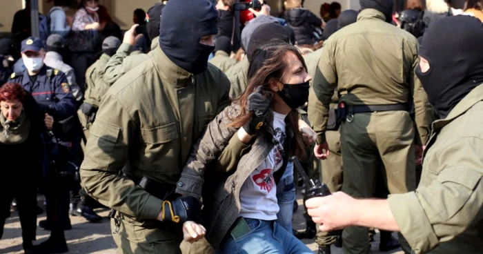 Protestatară arestată la Minsk FOTO EPA-EFE