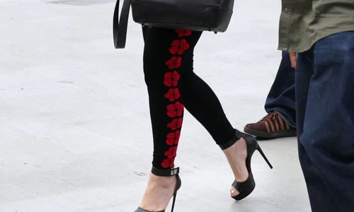 *EXCLUSIVE* Mariah Carey grabs her Starbucks fix from Ralph's jpeg