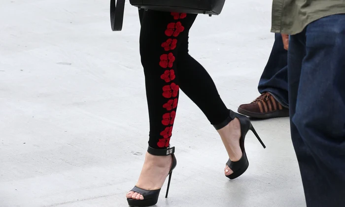 *EXCLUSIVE* Mariah Carey grabs her Starbucks fix from Ralph's jpeg