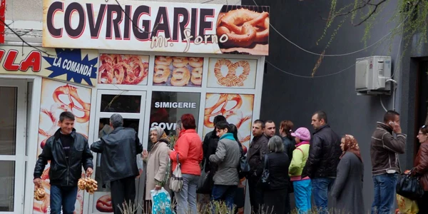 La covrigărie oamenii stau la coadă de dimineaţa până seara