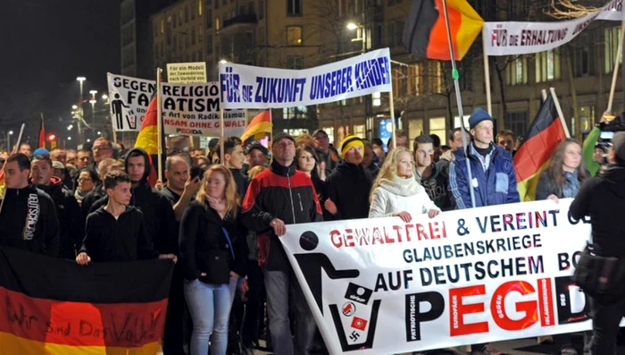 Simpatizanţi ai mişcării germane antiislam, Pegida, la un marş desfăşurat la Dresda