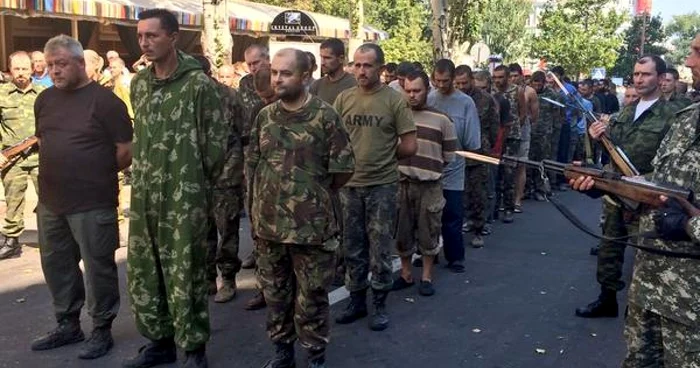 Militari ucraineni prizonieri, umiliţi de separatiştii pro-ruşi, la Doneţki