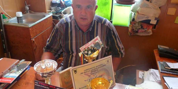 Gheorghe Antoniade şi o parte dintre numeroasele cupe şi diplome pe care le-a câştigat