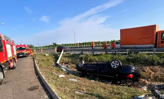 O mașină s-a răsturnat pe Autostrada Soarelui Foto: FB
