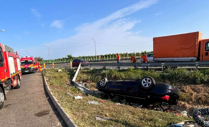 O mașină s-a răsturnat pe Autostrada Soarelui Foto: FB