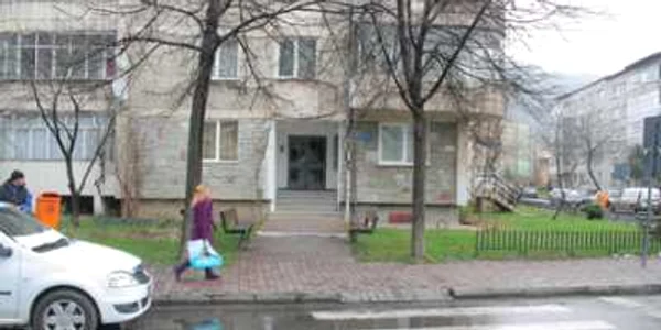 Blocul de pe Strada Mihai Eminescu în care este apartamentul pierdut de familia Grămescu, în favoarea lui Mararu