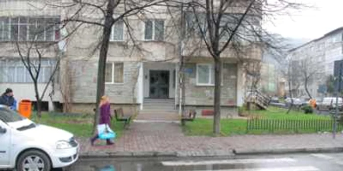 Blocul de pe Strada Mihai Eminescu în care este apartamentul pierdut de familia Grămescu, în favoarea lui Mararu