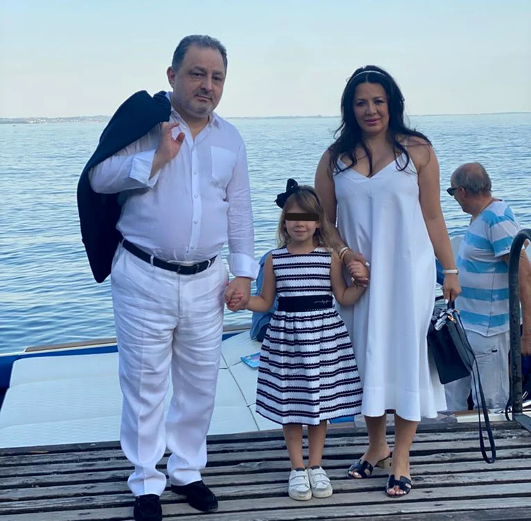 
    Vanghelie e la mare  împreună cu Oana  și cu fetița lor  de 5 ani și jumătate  