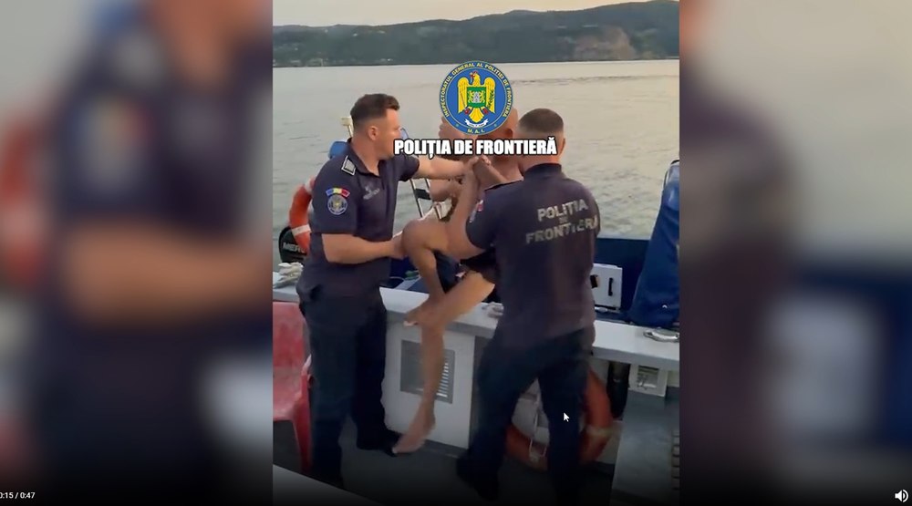 A adormit pe un colac și s-a trezit în derivă în mijlocul Dunării. Cetăţean sârb, salvat de poliţiştii români de frontieră în Mehedinţi