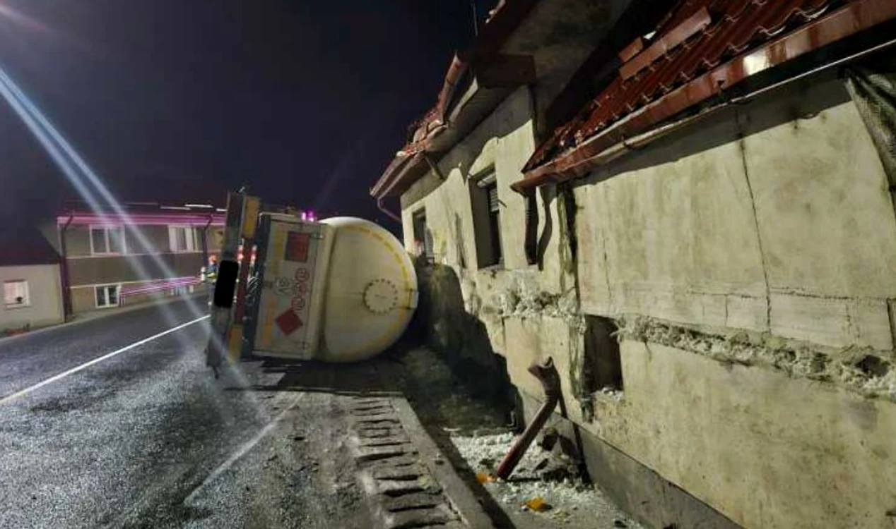 Cisternă răsturnată la Sibiu FOTO: ISU Sibiu