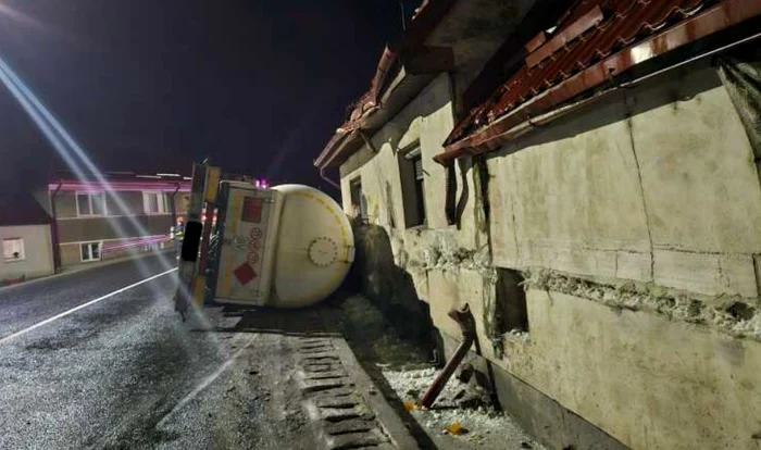 Cisternă răsturnată la Sibiu FOTO: ISU Sibiu