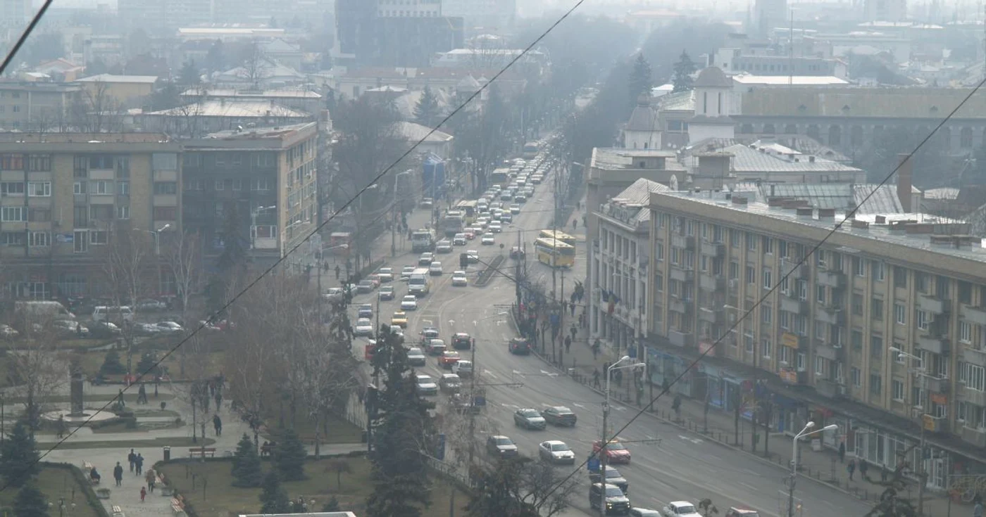 Ceaţa densă a îngreunat traficul pe toate arterele din Prahova (foto: Alex Policală)