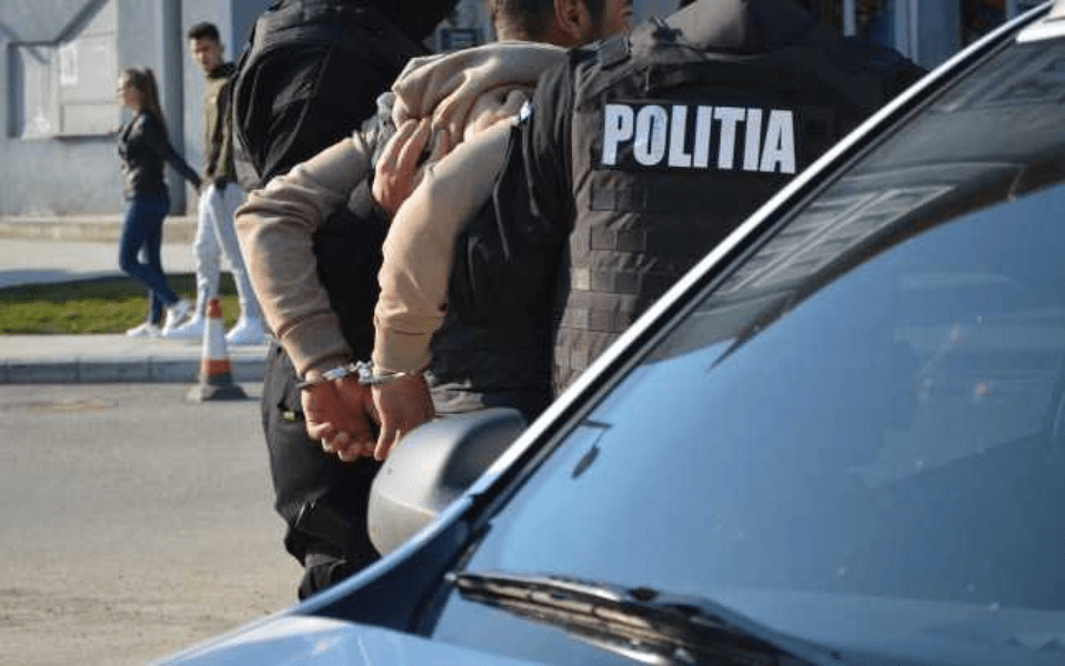 Vasluian arestat pe Aeroportul Otopeni. Este suspectat că a abuzat sexual o fetiță de 13 ani
