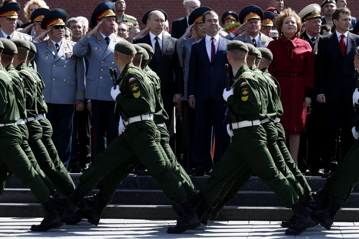 Vladimir Putin, alături de prim-ministrul Medvedev, la parada militară FOTO Reuters