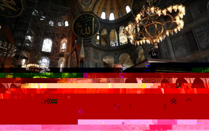 Recep Tayyip Erdogan fotografiindu-se în interiorul fostei bazilici Sfânta Sofia FOTO Twitter @RTErdogan