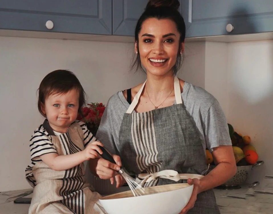 
    Lili Sandu și fiul ei, Thomas, adorabili în bucătăriefoto: Instagram  