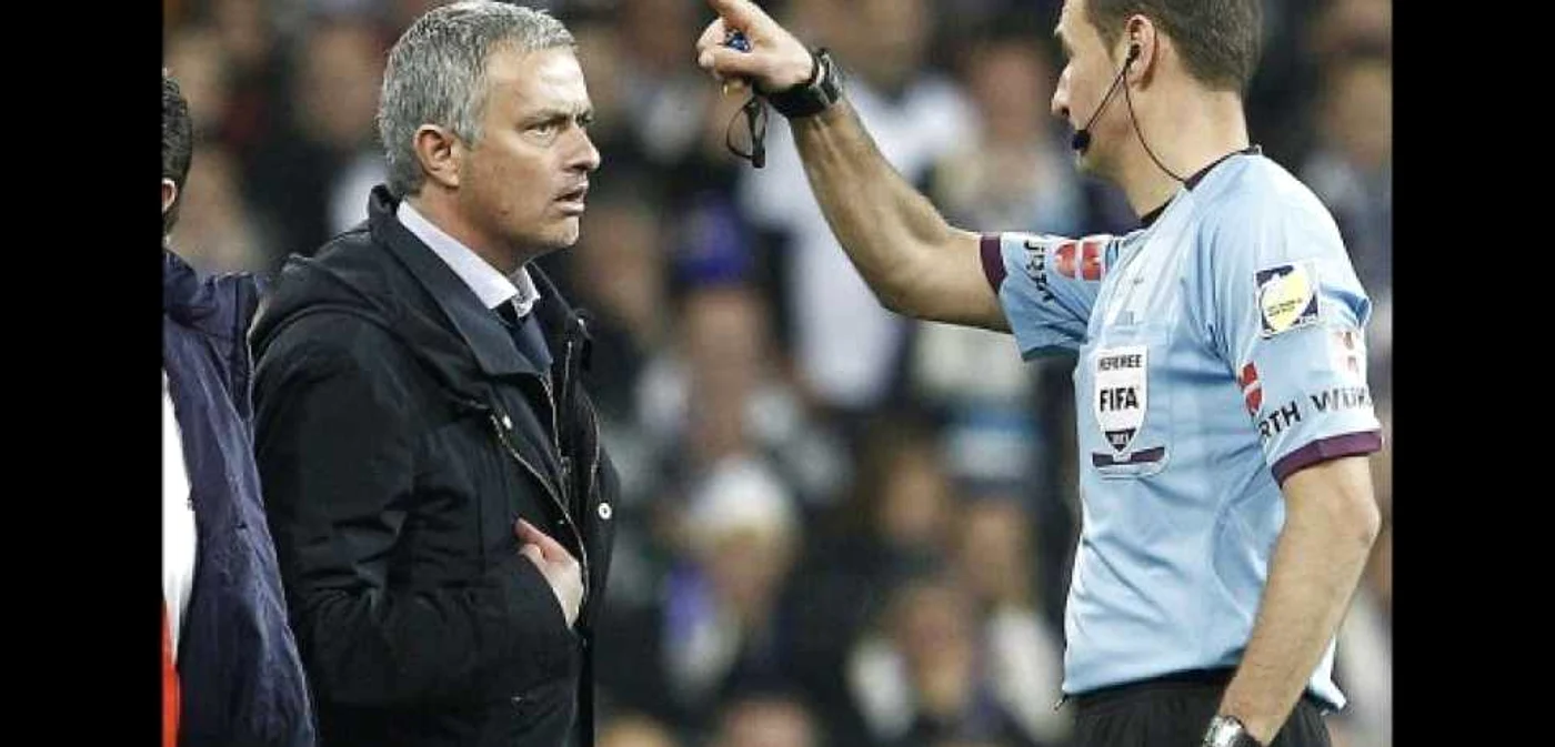 Centralul Carlos Clos îl trimite în tribune pe Mourinho, în finala Cupei Regelui. FOTO: m.sporten.dk