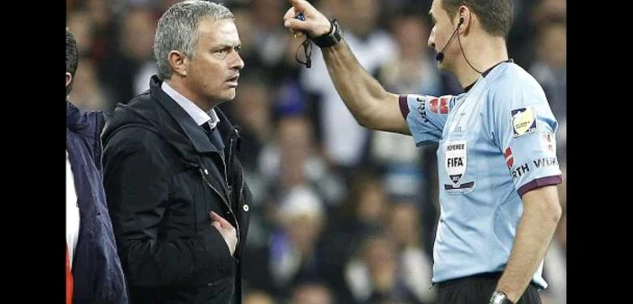 Centralul Carlos Clos îl trimite în tribune pe Mourinho, în finala Cupei Regelui. FOTO: m.sporten.dk