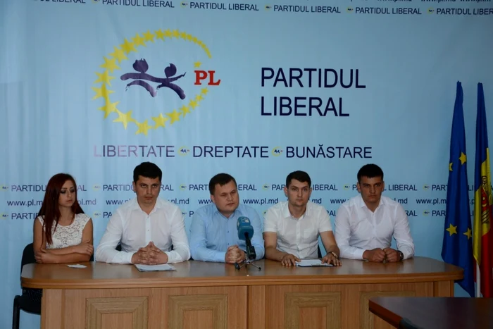 Ion Ciobanu a menţionat că la Colegiul de Vinificaţie din Stăuceni 
studenţii au bonuri de plată achitate pentru chiria camerelor din cămin 
până la sfârşitul lunii iunie 2015 FOTO:pl.md