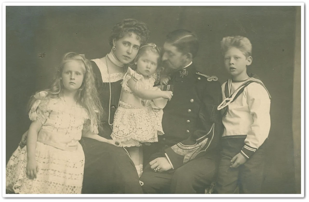 Principii moștenitori Ferdinand și Maria alături de copiii lor principele Carol, principesa Elisabeta și principesa Mărioara (© Arhivele Naționale ale României, Colecția Documente fotografice, FI 44)