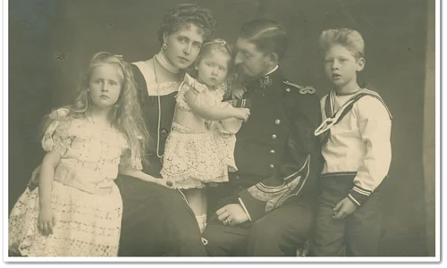 Principii moștenitori Ferdinand și Maria alături de copiii lor principele Carol, principesa Elisabeta și principesa Mărioara (© Arhivele Naționale ale României, Colecția Documente fotografice, FI 44)