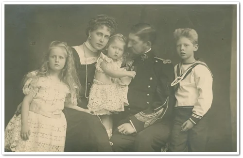Principii moștenitori Ferdinand și Maria alături de copiii lor principele Carol, principesa Elisabeta și principesa Mărioara (© Arhivele Naționale ale României, Colecția Documente fotografice, FI 44)