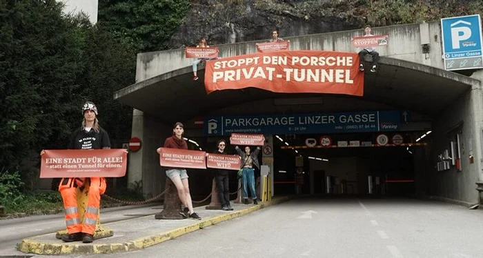 Protestatarii au afișat pancarte la intrarea în tunel FOTO: X