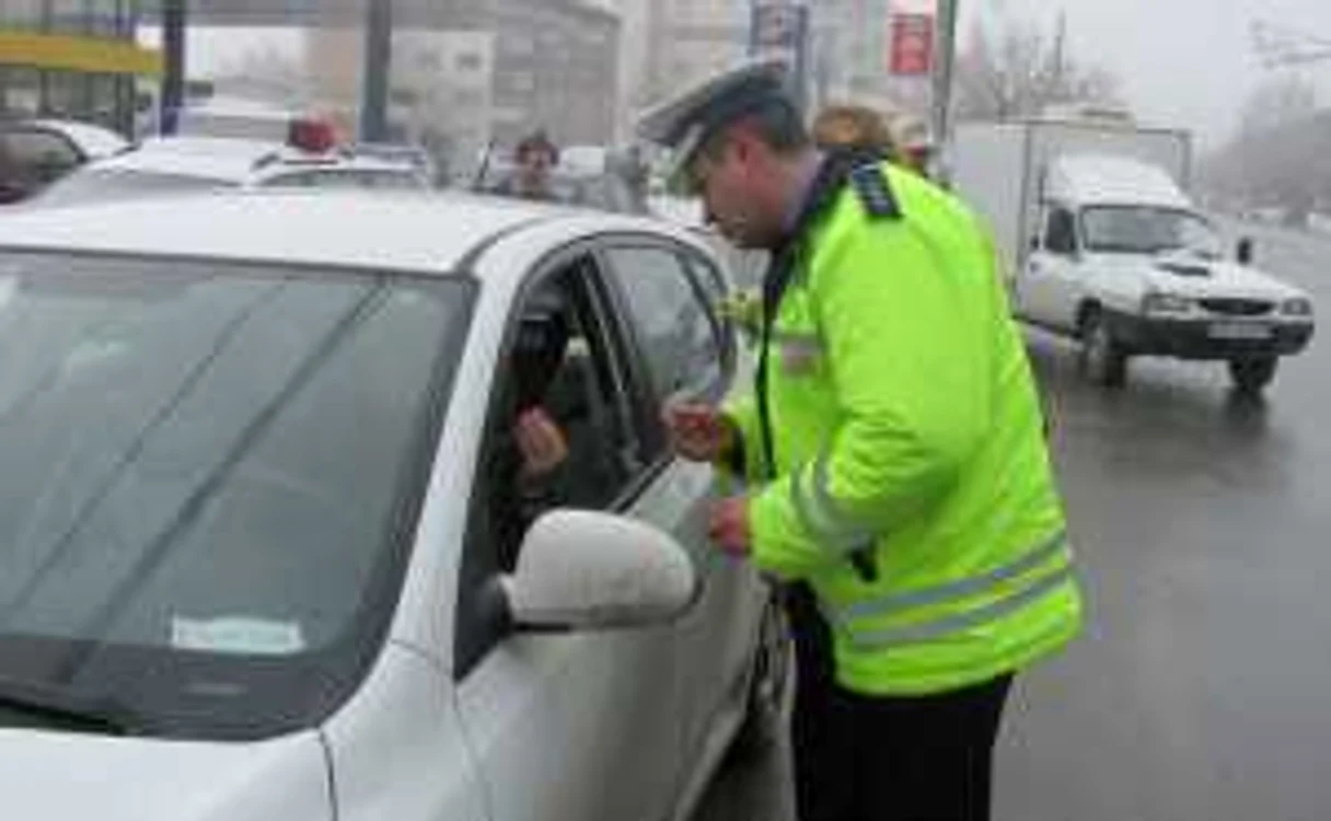 Şoferiţele au primit flori şi mărţişoare în loc de amenzi