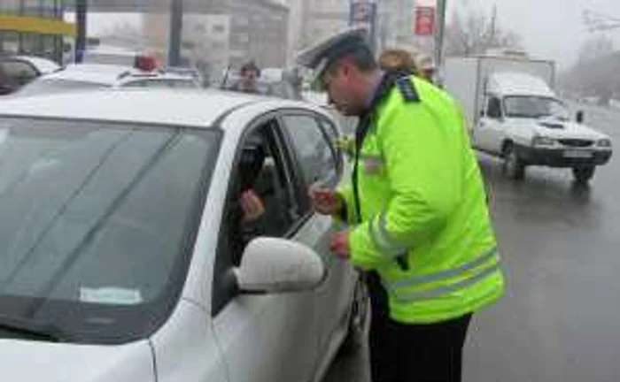 Şoferiţele au primit flori şi mărţişoare în loc de amenzi