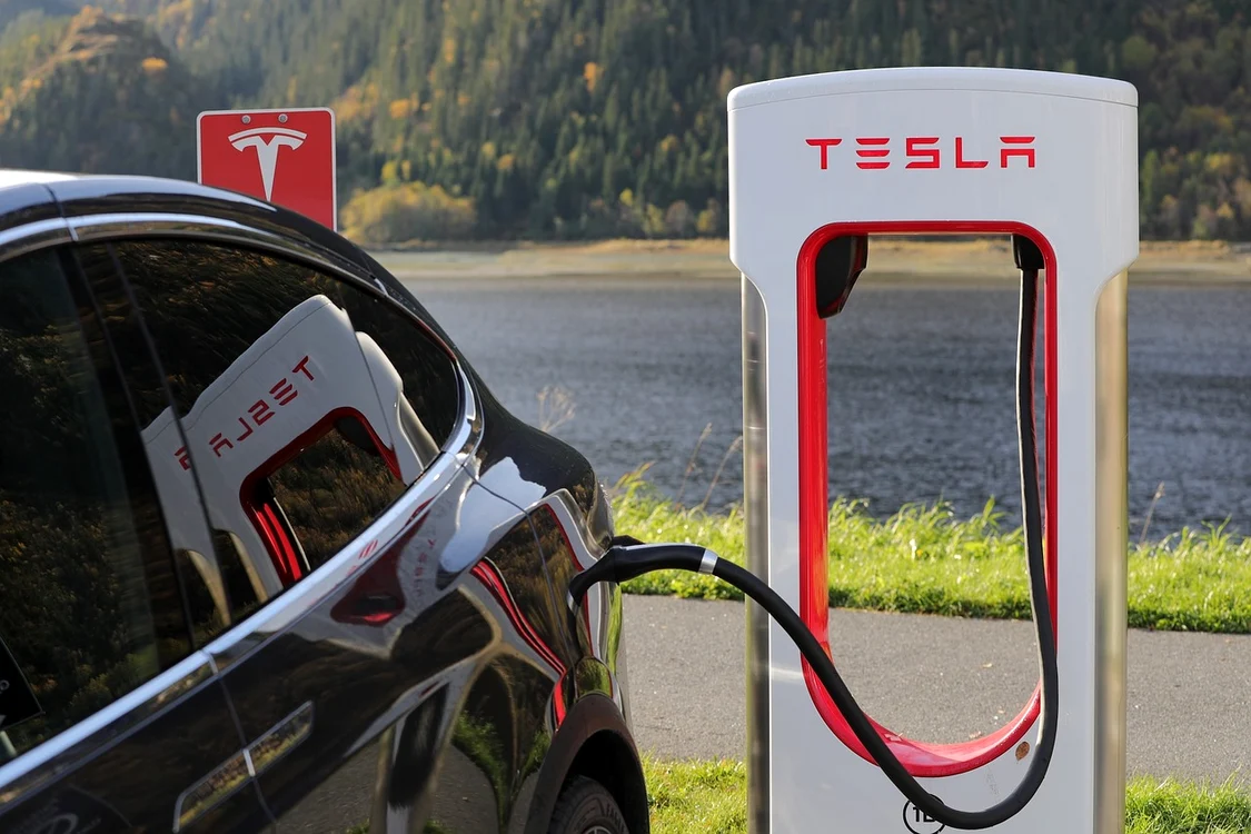 Mașină Tesla pusă la încărcat. FOTO: arhivă
