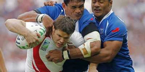 Samoanul Eliota Fuimaono-Sapolu (dreapta) riscă să fie suspendat de la Rugby World Cup * Foto: Reuters
