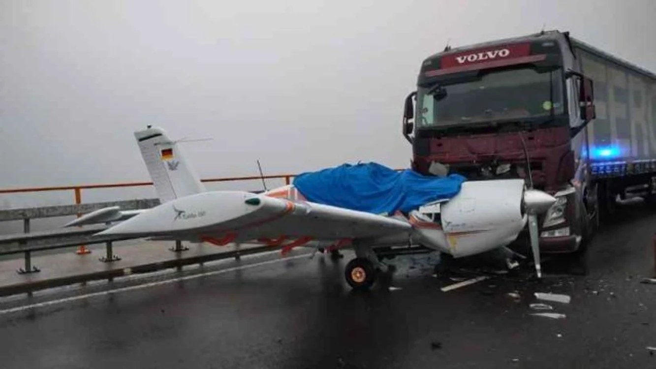 
    Accidentul dintre camionul românesc și avion a avut loc pe un pod la 100 de metri înălțimeFoto: captură stirileprotv.ro/ Twitter Polizei Pirmasens   