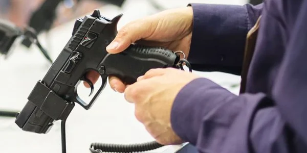Arma - pistol - FOTO Shutterstock