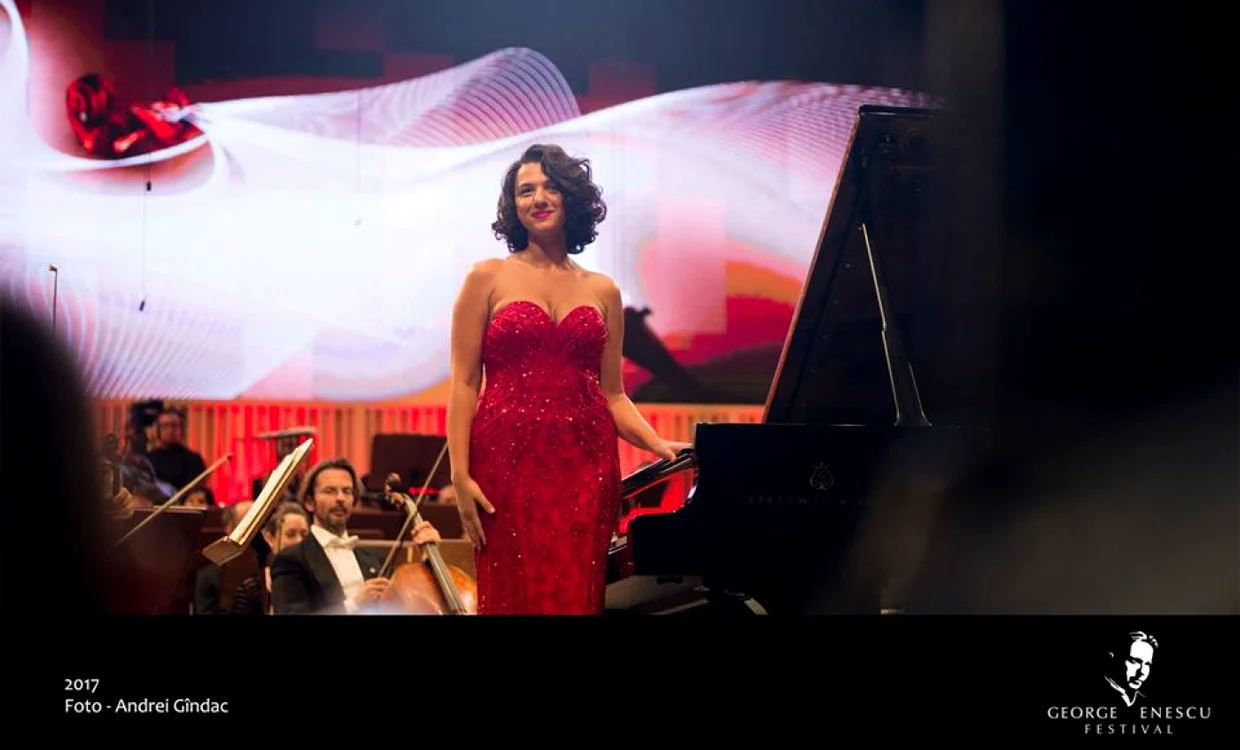 După concertul susţinut toamna trecută
în cadrul Festivalului Enescu, pianista Khatia Buniatishvili revine la
Bucureşti, pe 15 decembrie, într-un concert de gală la Ateneul Român. Foto:
Andrei Gîndac