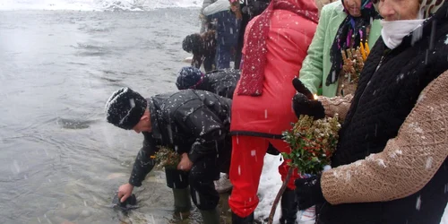 Localnicii din Bălceşti au luat apă sfinţită din Gilort