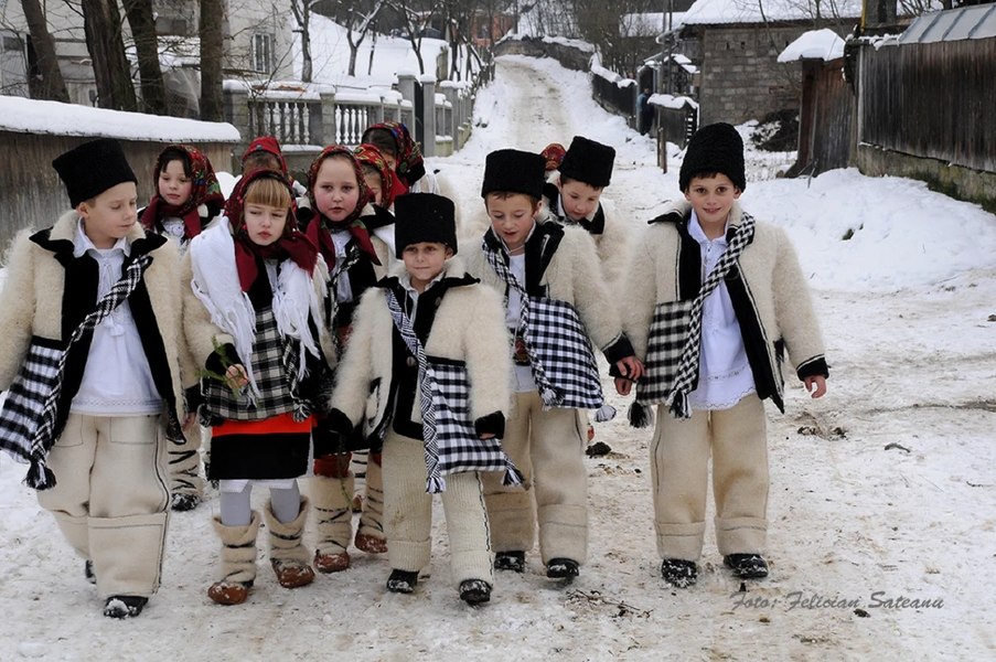 Crăciun în Maramureș. Vechi obiceiuri și tradiții de Crăciun prind viață la Muzeul satului