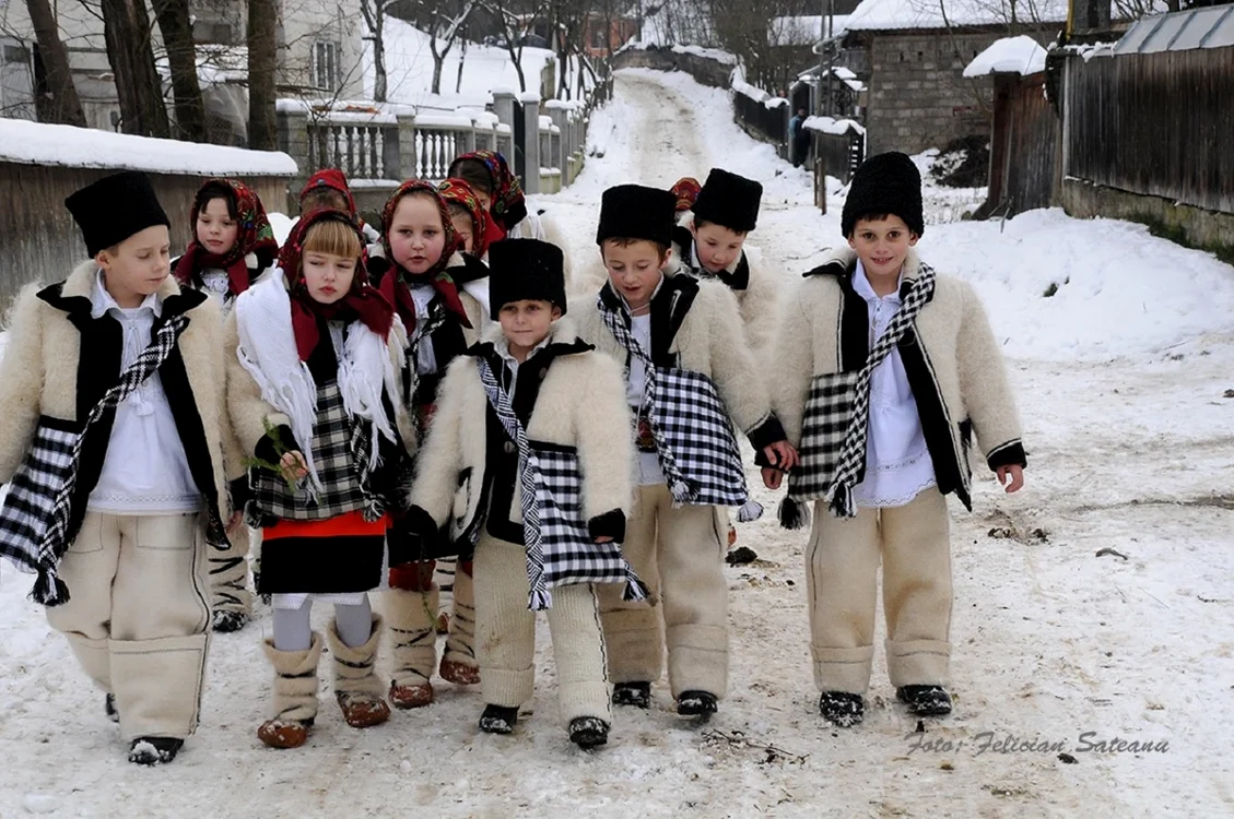 Cete de colindători la Crăciun în Maramureș FOTO Felician Săteanu