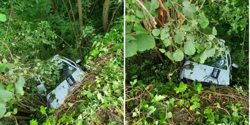 Imagini de la accidentul din Vâlcea de pe DJ 643B unde un tânăr rănit a fost abandonat în maşină de către prietenii săi Foto gazetavalceana ro