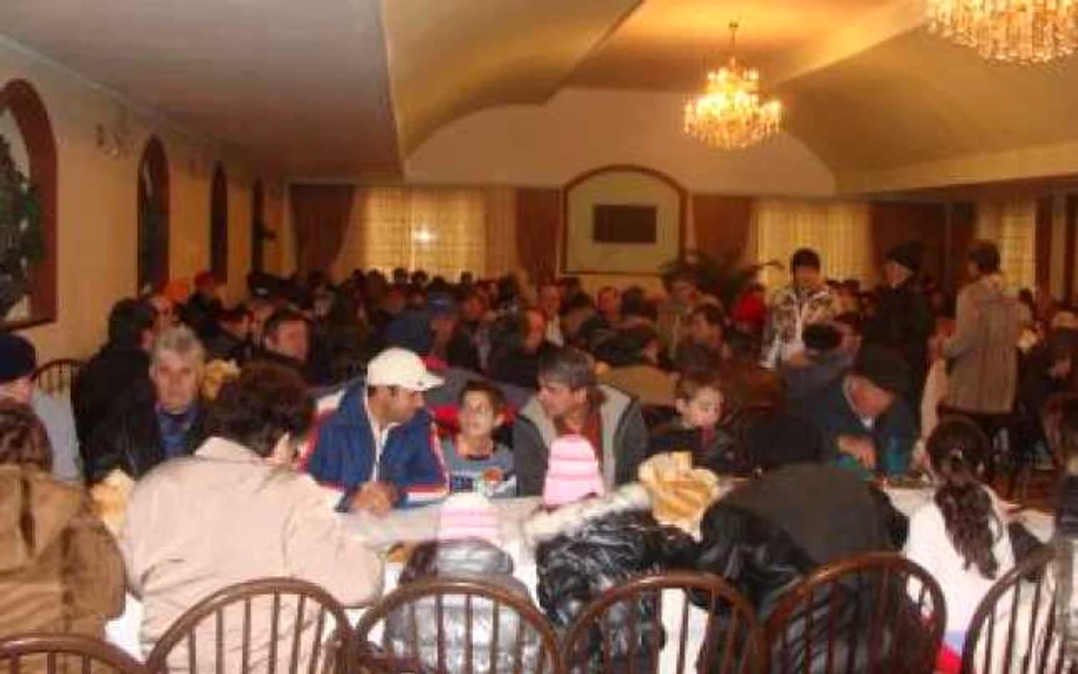 Tinerii orfani vor petrece Revelionul înconjuraţi de lume şi bunătăţuri
