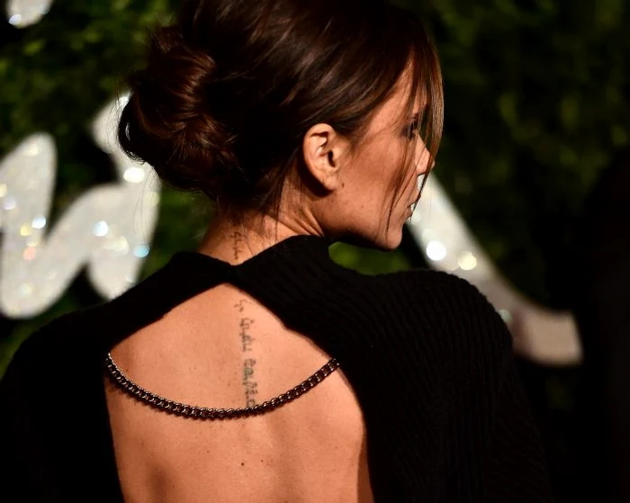 Tatuajul Victoriei Beckham (41 de ani) este din ce în ce mai șters